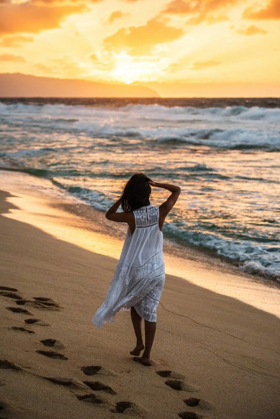 Босиком по песку. Влюбленные на берегу моря. Фотосессия на море. Девушка гуляет на берегу моря. Прогулка по пляжу.