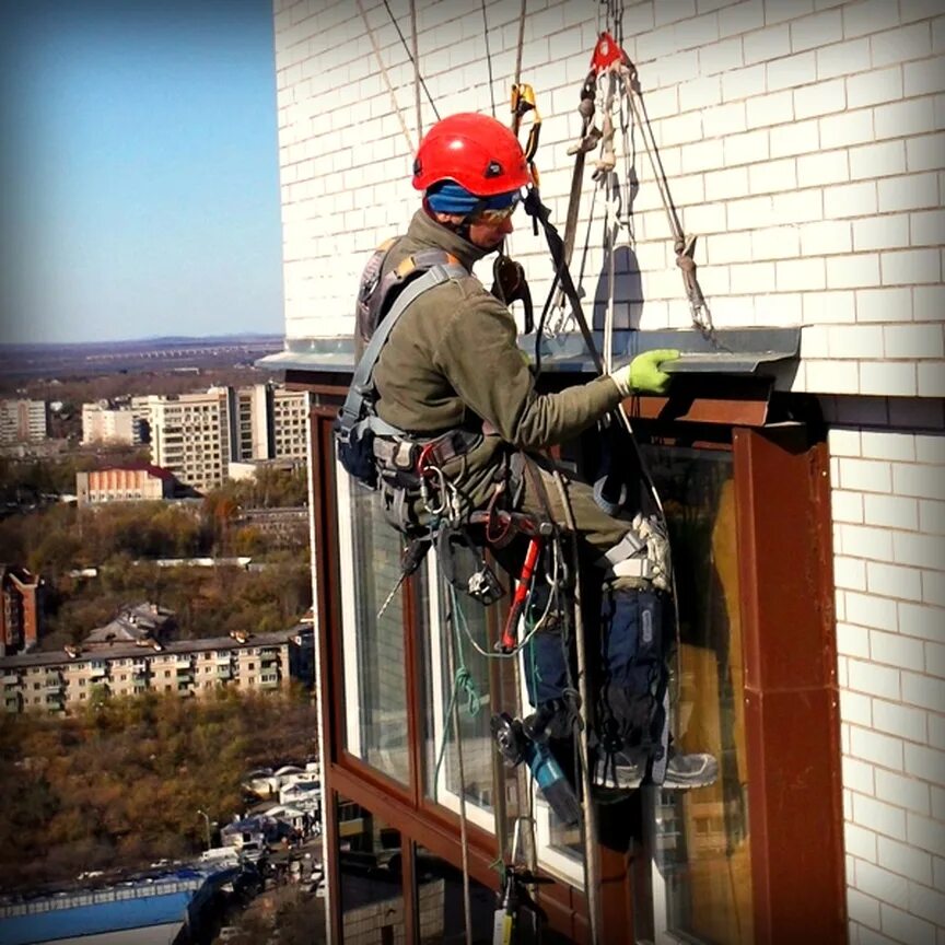 Промышленный альпинизм. Восстановление фасада. Демонтированный фасад. Демонтаж фасада здания. Демонтаж фасадных плит.