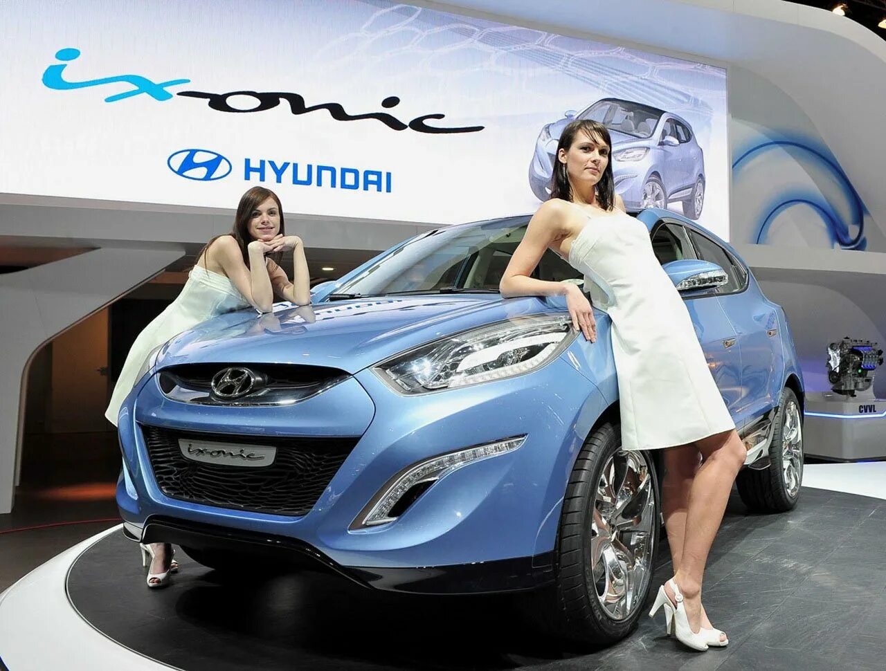 Hyundai IX-onic. Hyundai ix35 girls. Девушка на Hyundai ix35. Машина автосалон Хендай.