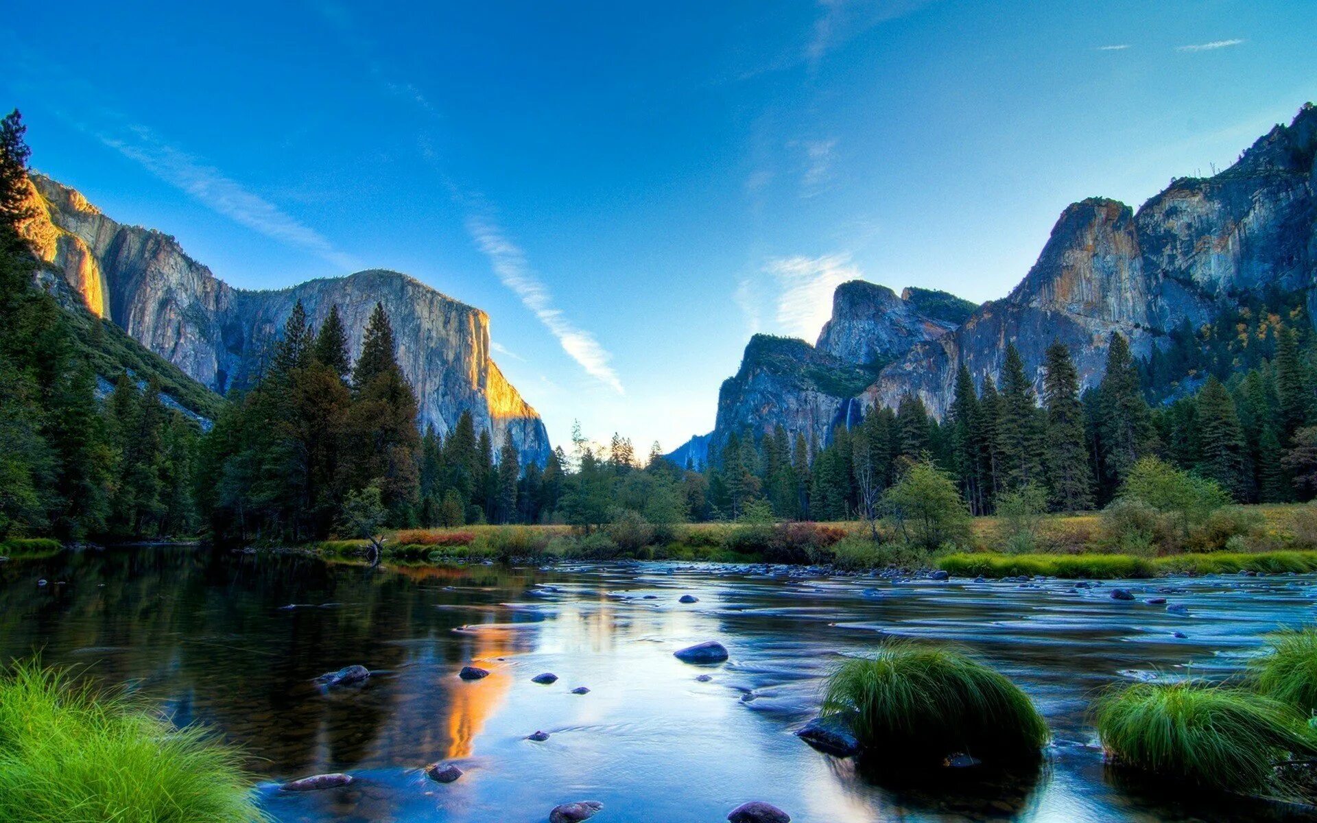 Установить на экране природу. Йосемити национальный парк. Долина Йосемити, США. Горы озеро Yosemite National Park. Йосемити национальный парк прозрачное озеро.