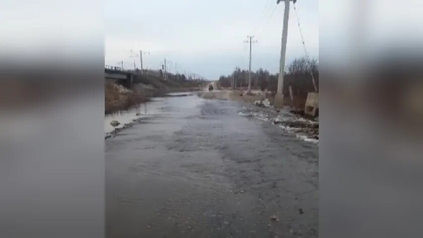 Размытая дорога. Магдагачи Амурская область. Река Магдагачи Амурская область. Размыло дорогу.