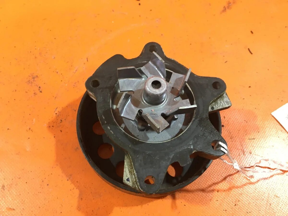 Помпа на Toyota Ractis NCP125 1NZ-FE - Купить запчасть ш/к 7570566