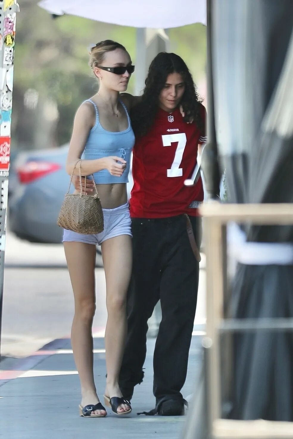 Lily rose depp chanel. Шаламе и лили роуз депп 2022. Лили-роуз депп 2022. Лили-роуз депп. Lily rose depp one of the girls.