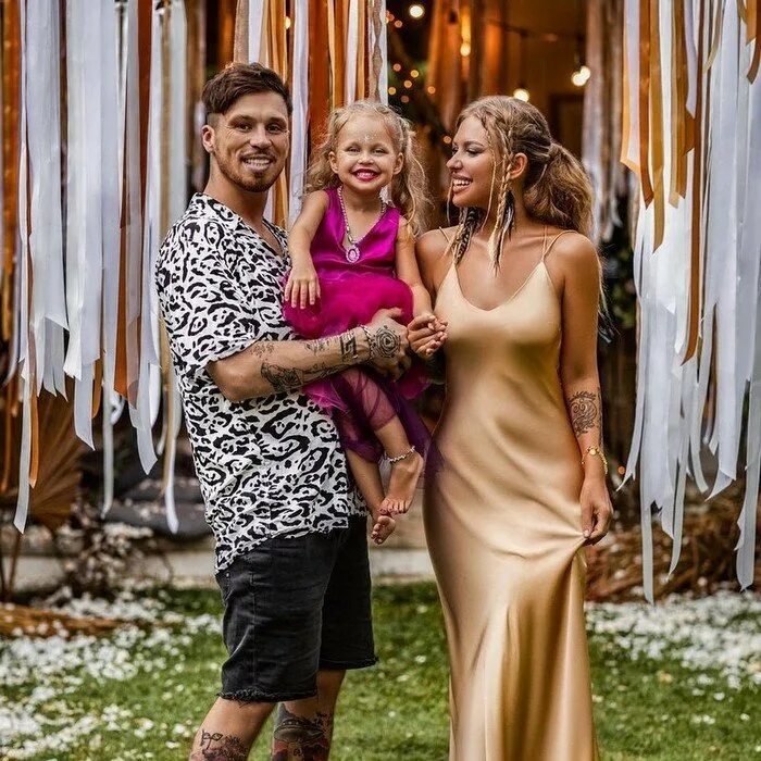 Анастасия князева 2022. Дочь и ее парень. Аарон пол и аманда сейфрид. Дочь и ее парень. Дочь риз уизерспун и райана филиппа.