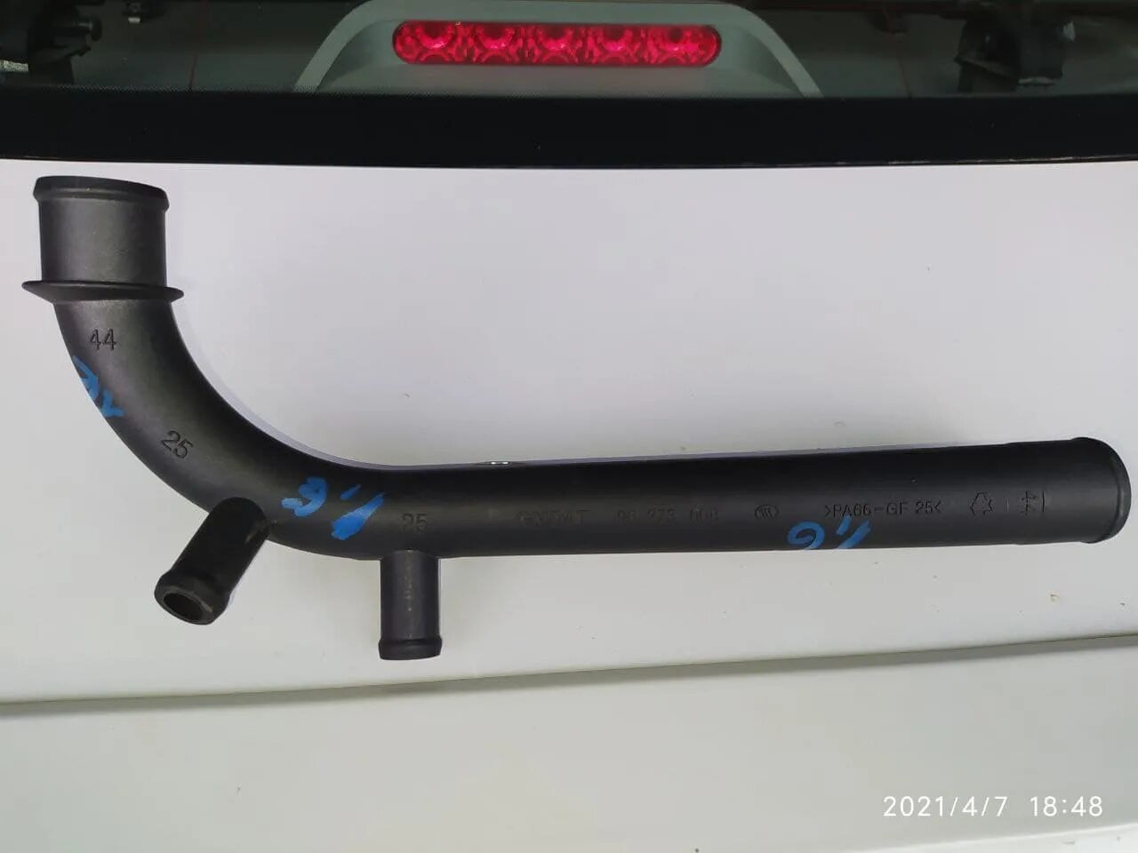 Трубка помпы лачетти. Chevrolet lacetti патрубок охлаждения 96273608. труба охлаждения lacetti 1.6. gm 96273608. 96273608 лачетти.