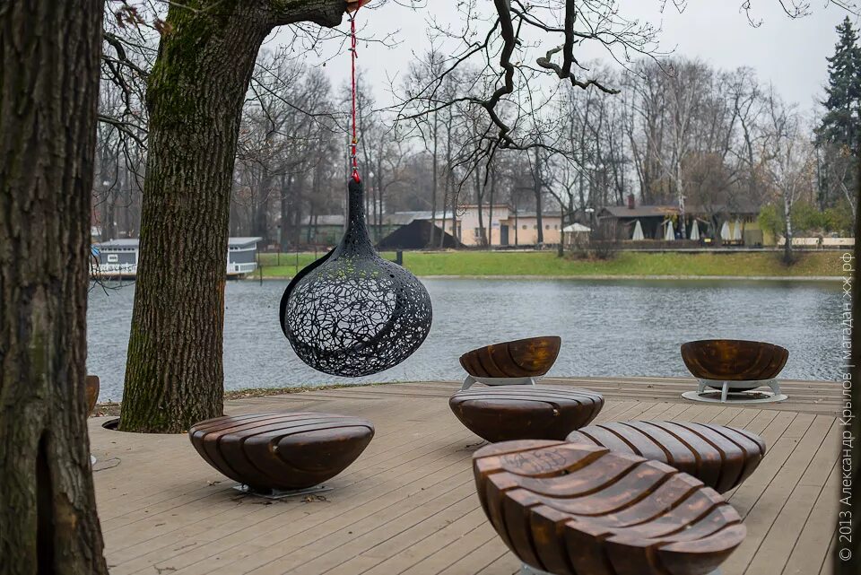 Деревянный аурус на вднх. Большая табуретка на вднх. Арт объект табуретка вднх. Останкинский парк вднх. Деревянный арт объект высокий.