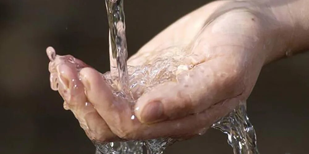 Вода из скважины. Вода чистый источник. Бесцветность воды. Сосуд с чистой водой.