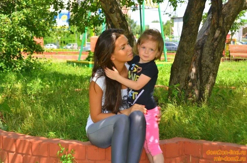 Прогулка с братом. Мальчик гриша и девочка катя часто. Мальчик гриша и девочка катя. Гриша и катя свадьба. Брат вики.