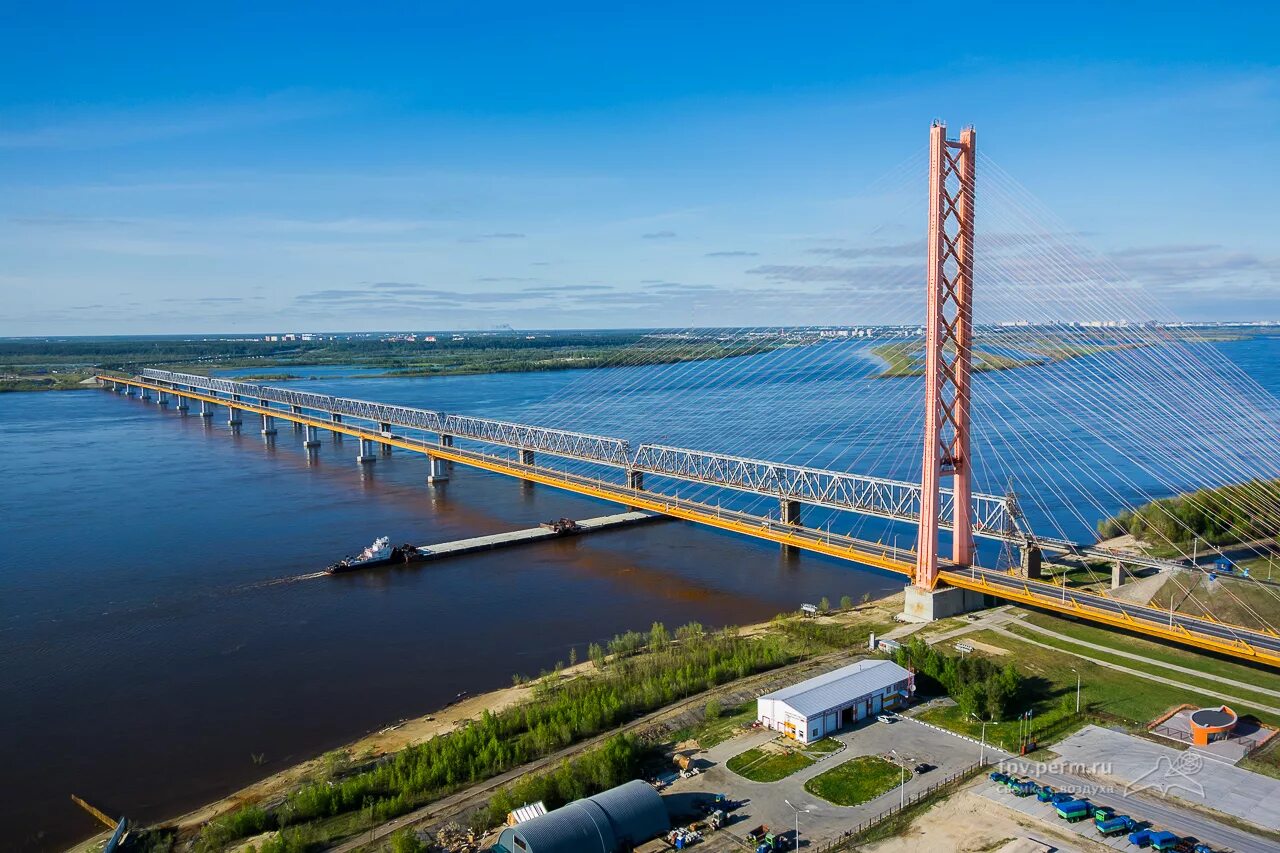 Сургутский вантовый мост. Мост через реку Обь в Сургуте. Югорский вантовый мост через реку Обь Сургут. Река Обь Сургутский мост. Через реку краткое