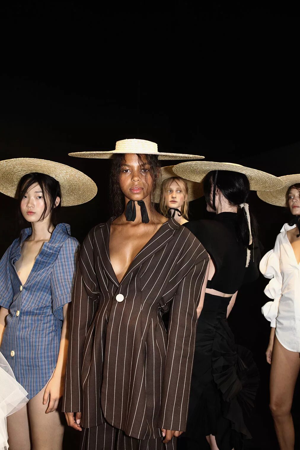 Жакмюс 2021. Jacquemus знаменитости. Simon porte jacquemus. Jacquemus italy. Jacquemus italy.