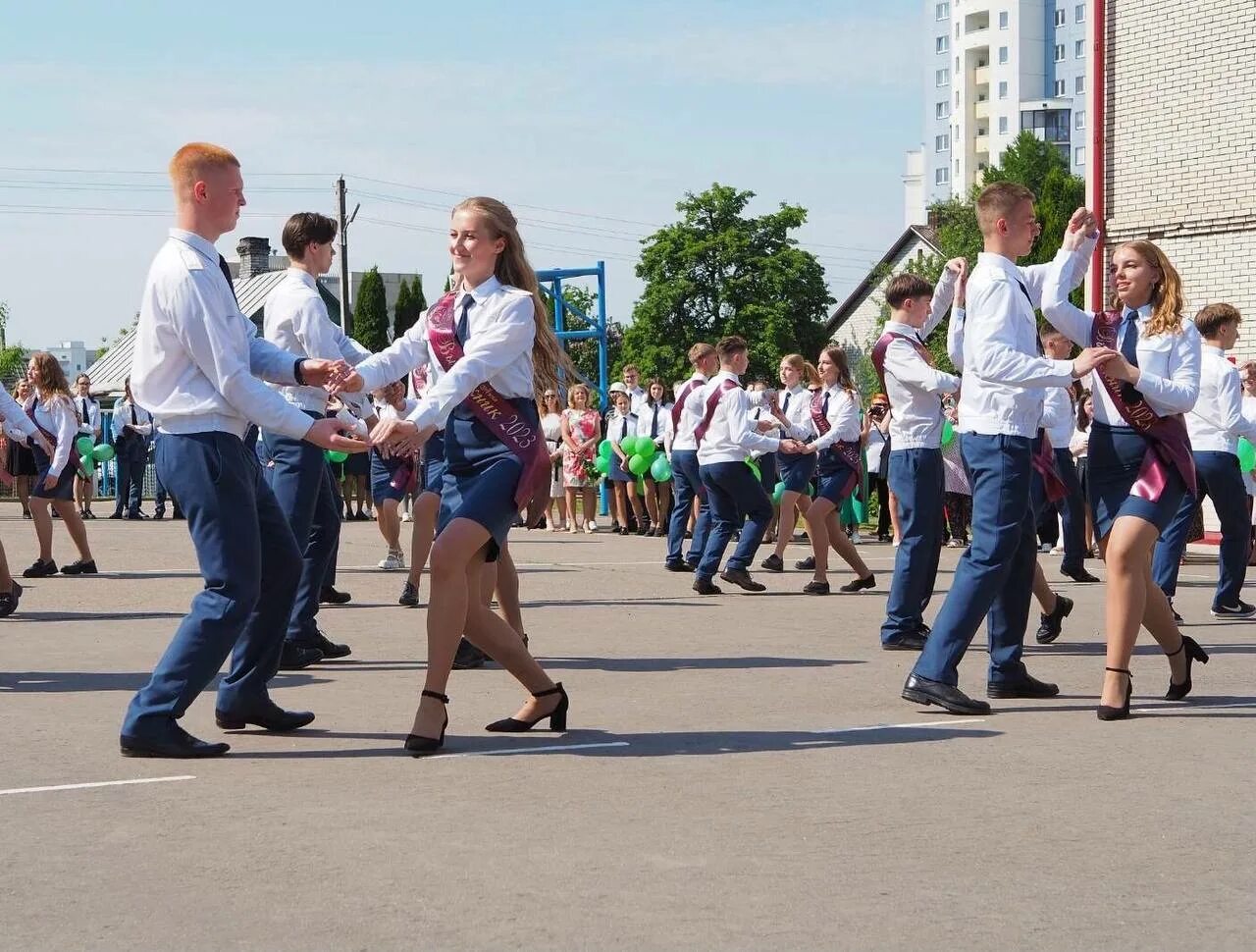 Школа 34 гродно. Школьная линейка. Линейка в школе. Лучшие моменты жизни выпускной. СШ 39 Гродно сайт.