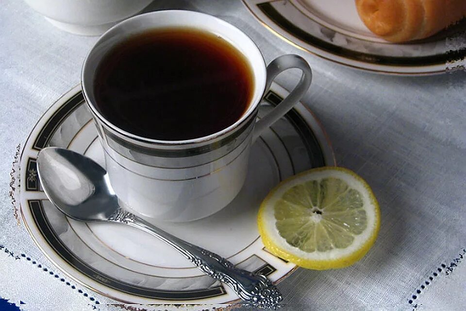 Чай с лимоном. Чашка чая. Кружка чай. Чашка с чаем. Чай на столе фото