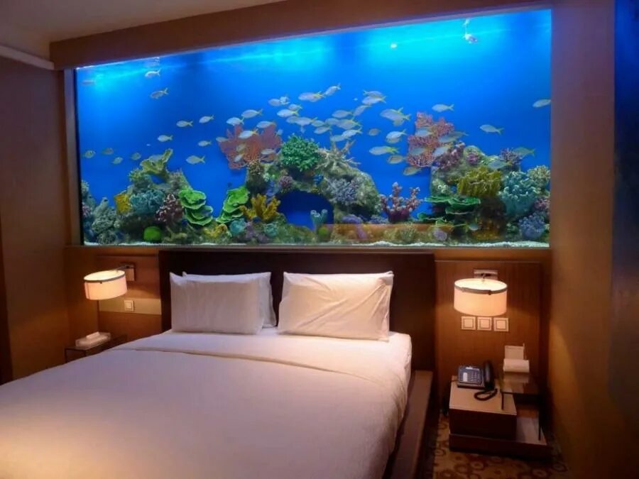 Авито большие аквариумы. Аквариум в интерьере. Большой аквариум в интерьере. Аквариум в спальне. Красивые аквариумы в интерьере.