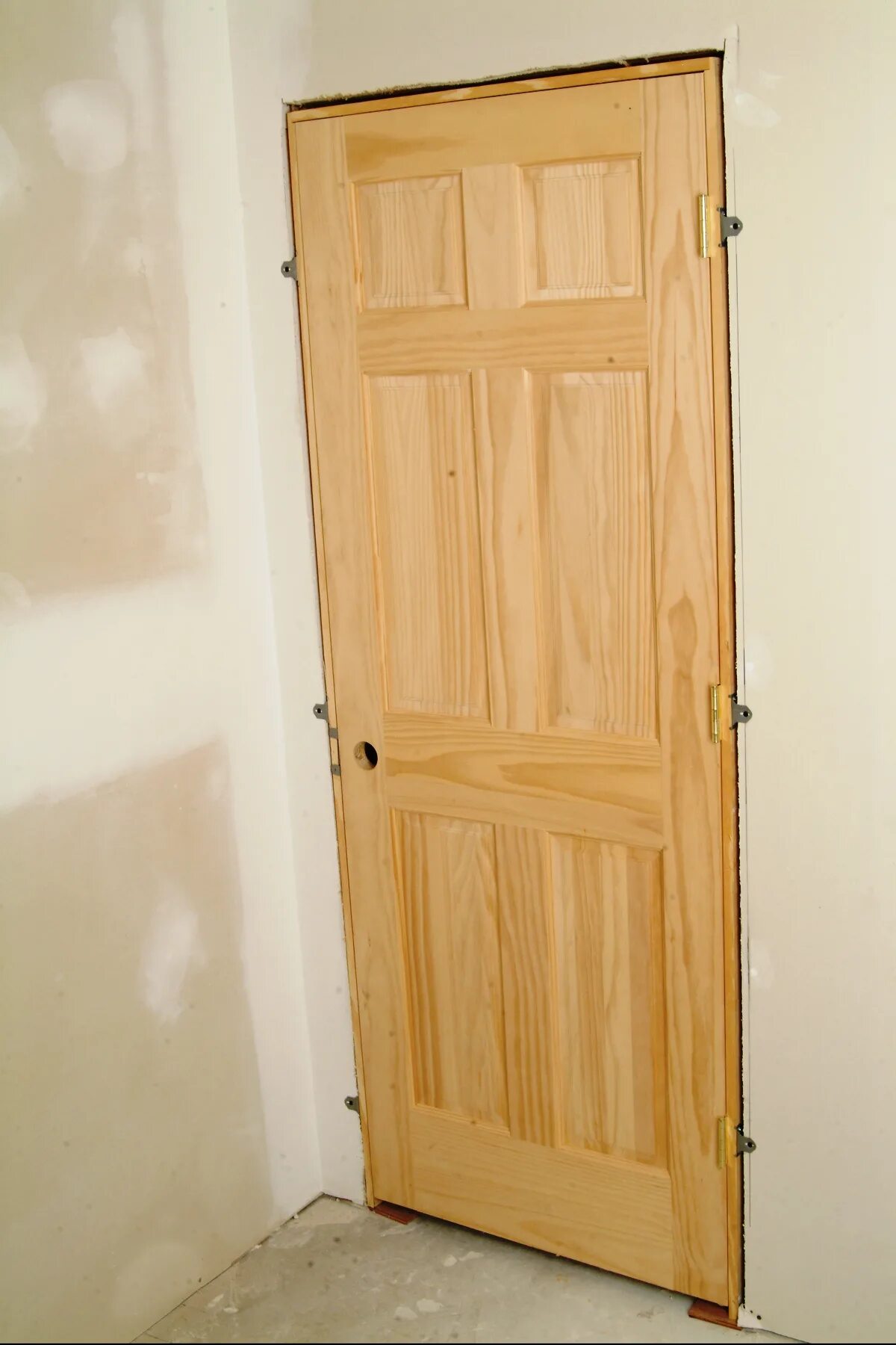 Самая простая дверь. Амбарная дверь в деревянном доме. Деревянная дверь из досок. Самодельная дверь. Дверь из досок.