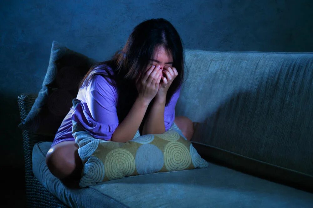 Плачущая женщина. Девушка плачет дом. Девушка страдает. Лицо женщины страдающей депрессией фото. Девушка плачет дом.