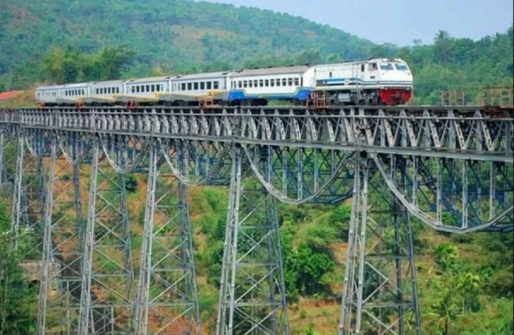Железная дорога Арго Геде - Индонезия. Argo Gede Train Railroad Индонезия. Железнодорожный мост Калимантан. Железнодорожный мост Западная Ява.