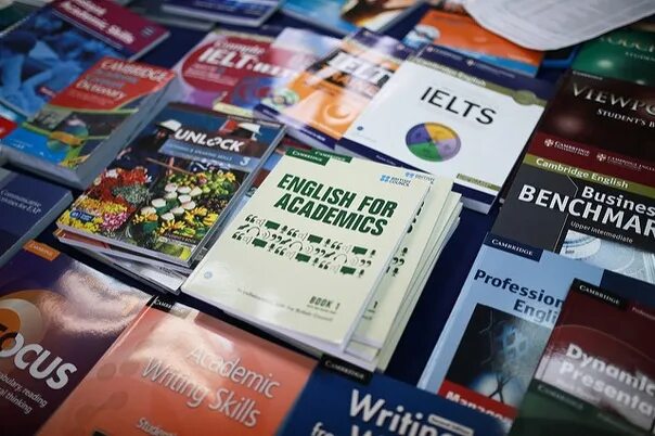 Учебник britain. Пособия по страноведению великобритании. French учебники в британии. Учебники английского языка стопка. История англии учебник.