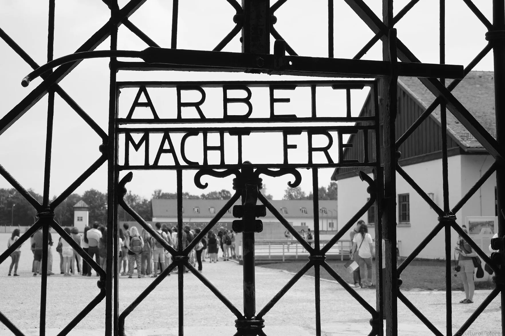 Что написано на воротах освенцима. Дахау arbeit macht frei. арбайт махт фрай освенцим. arbeit macht frei концлагерь дахау. арбайт махт фрай на воротах концлагеря.