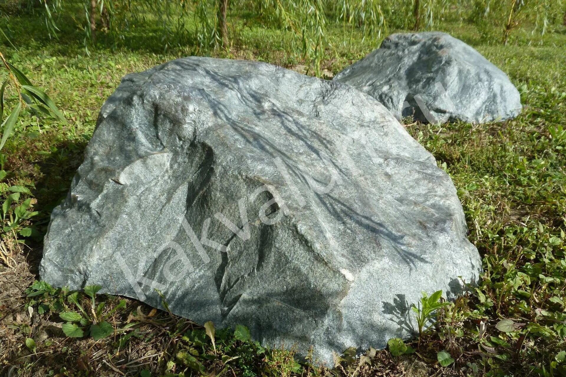 Валун искусственный d170. Искусственный камень на люк. Крышка на люк декоративная камень. Декоративный камень для септика.