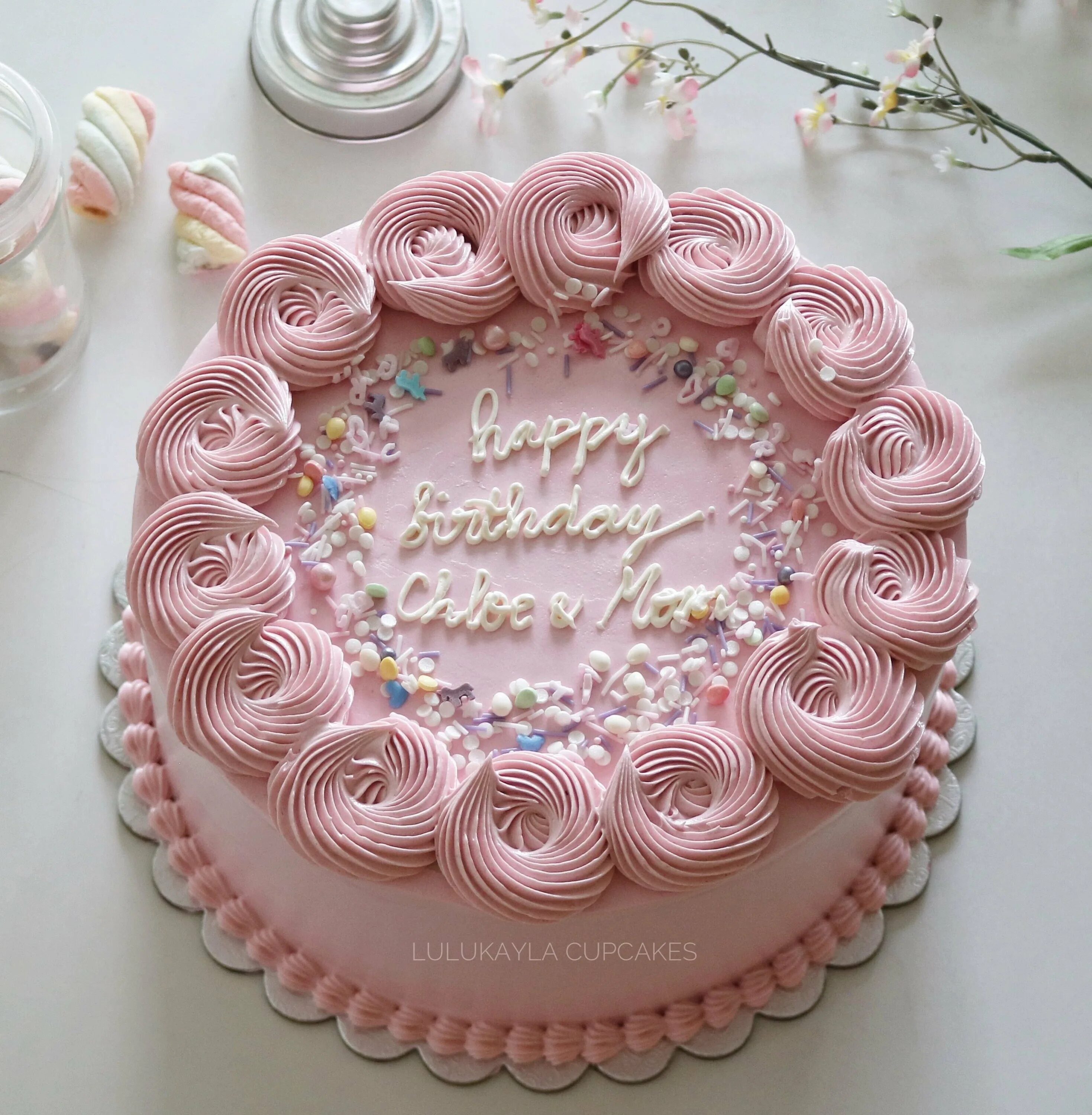 Оформление торта на день рождения девочке. Торт с кремовым декором. Декор торта для девочки. Кремовый торт для девочки. Украшения из крема для торта.