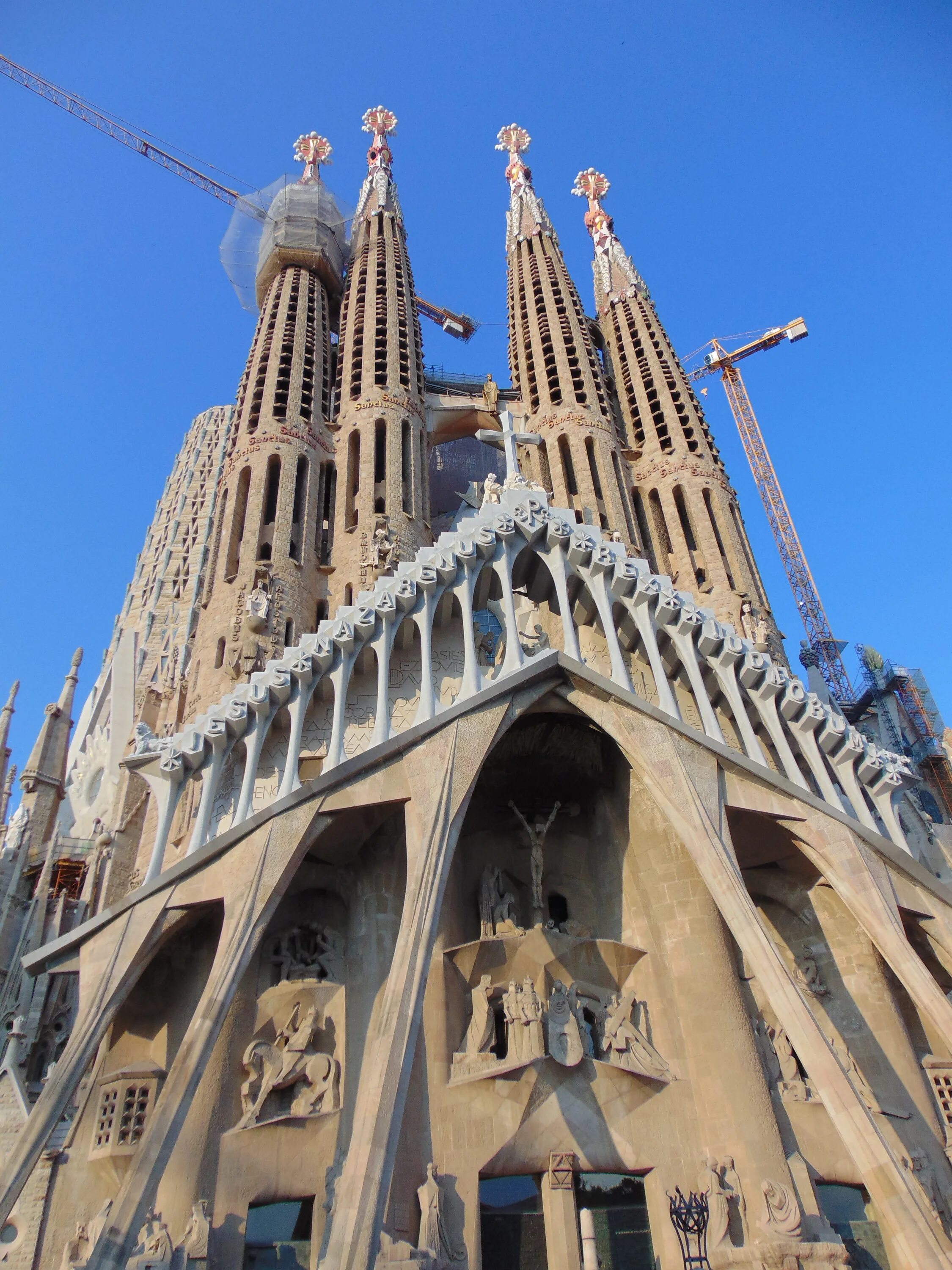 1882 — искупительный храм святого семейства. Саграда фамилия 2022. Собор саграда фамилия в 2023. Испания архитектура гауди храм святого семейства. Саграда 25.