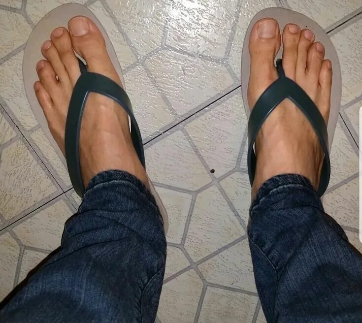 Мужские пальцы на ногах. Men barefoot flip flops. мале феет. босые мужские ноги.