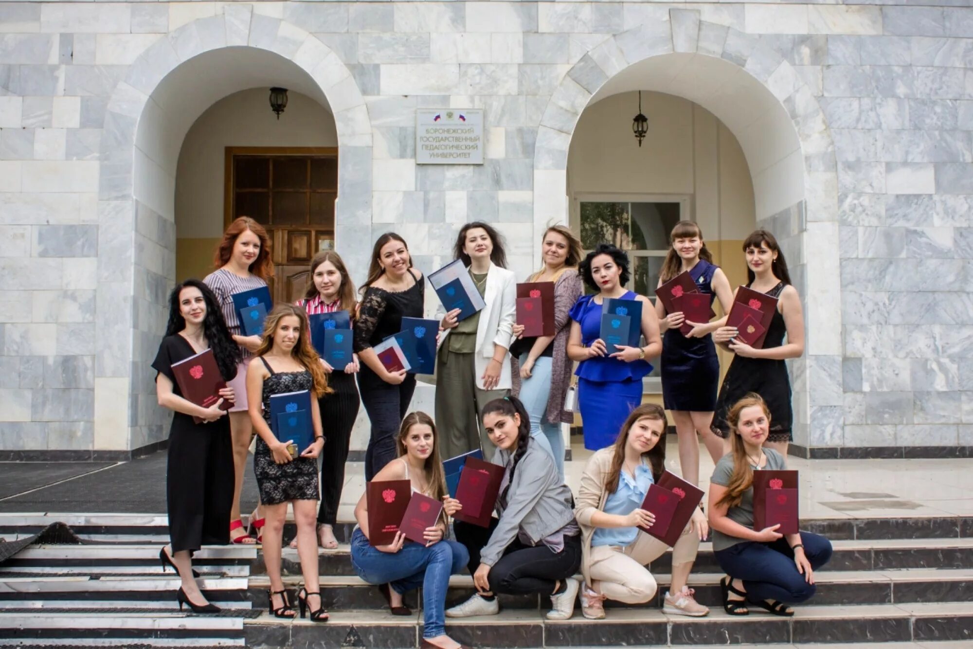 девушки истфака. под факультет. ургэу экономический факультет выпуск 2004 года. журфак мгу выпускной 1999. мгу искусствоведческий факультет.