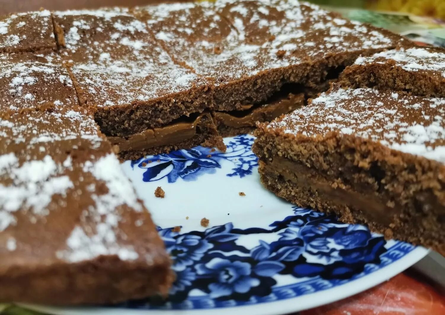 Рецепты пирога со сгущенкой простые. Пирог со сгущенкой. Пирок с варенной сгушенкой. Пирог с вареной сгущенкой. Пирог с начинкой из сгущенки.