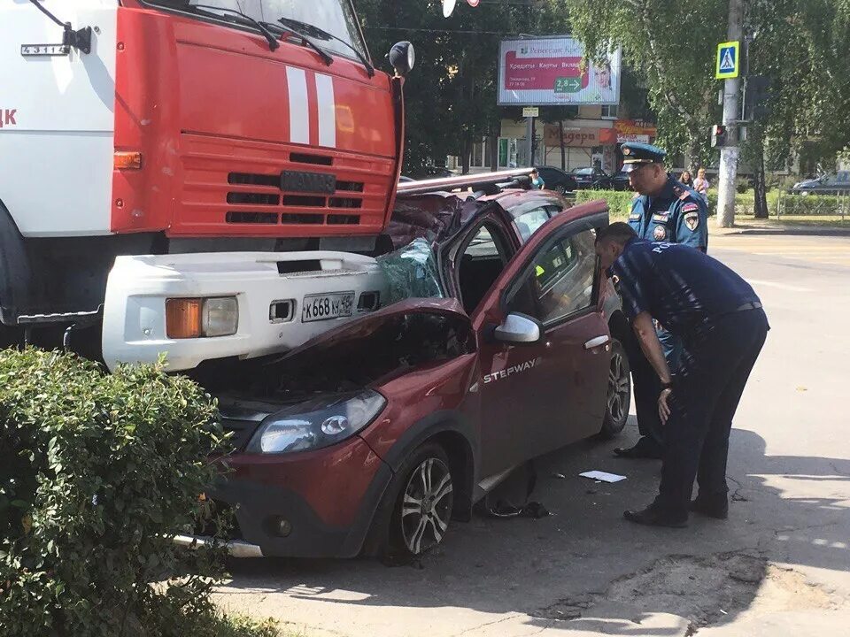 Пожарная машина врезалась. Пожарная машина перевернулась. Дтп пожарных. Пожарная машина врезалась. Пожарная машина попала в аварию.