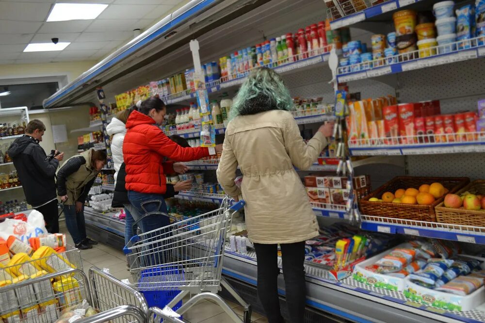 Некачественные продукты. Некачественные продукты. Женщина с продуктами. Магазин просроченных продуктов. Просрочка товара в магазине.