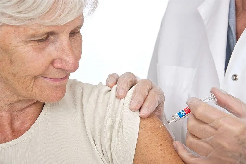 Уколы пожилому человеку. Медсестра делает пожилому укол. Уколы пожилому человеку. Врач делает прививку. Прививка пожилых.
