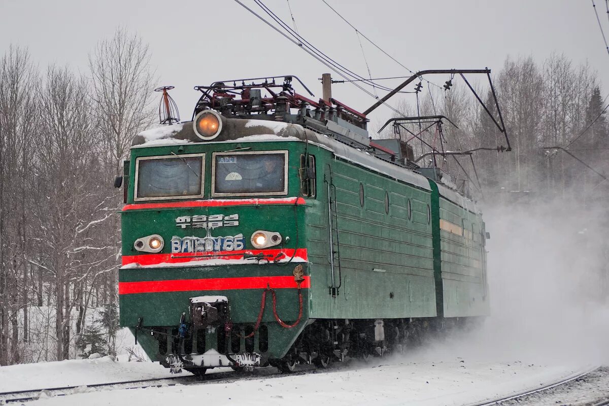 На стоянке электровоз. Вл11 электровоз. Электровоз вл11-001. Вл11 электровоз грузовой. Локомотив вл 11.