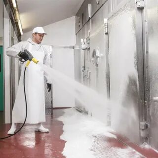 Санитарная обработка оборудования на молочном предприятии