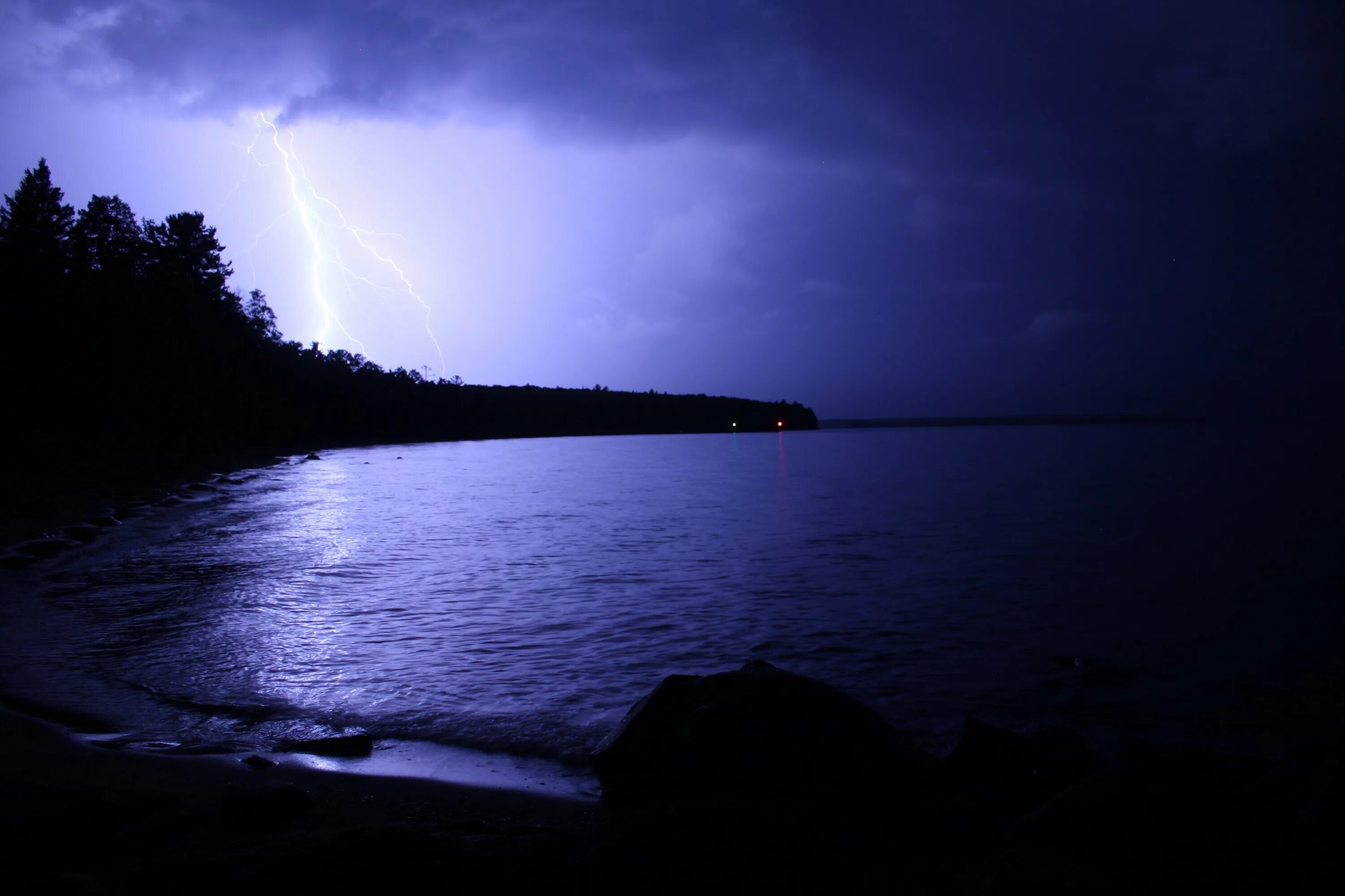 красивые темные фото. природа ночью. ночь мистика. черное озеро ночью. черное озеро ночью.