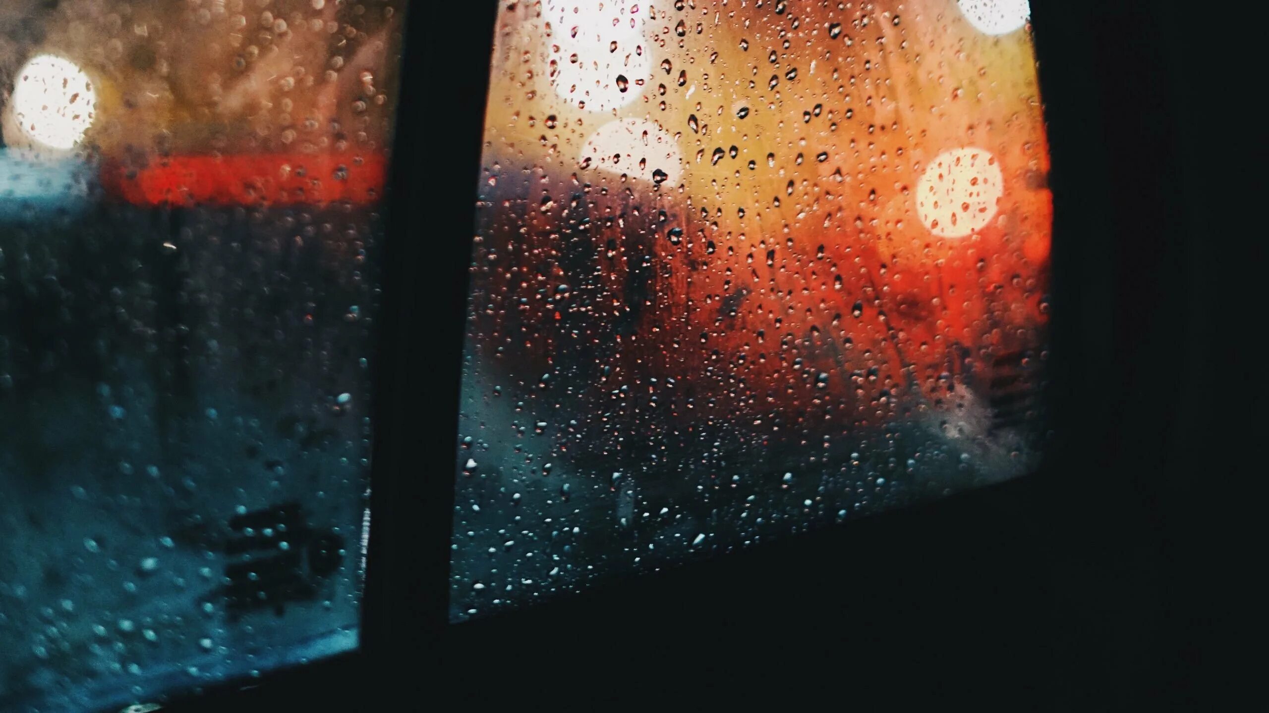 Дождь за окном. Капли на стекле. Обои дождь на стекле. Дождь в окне. Видеть сквозь стекло