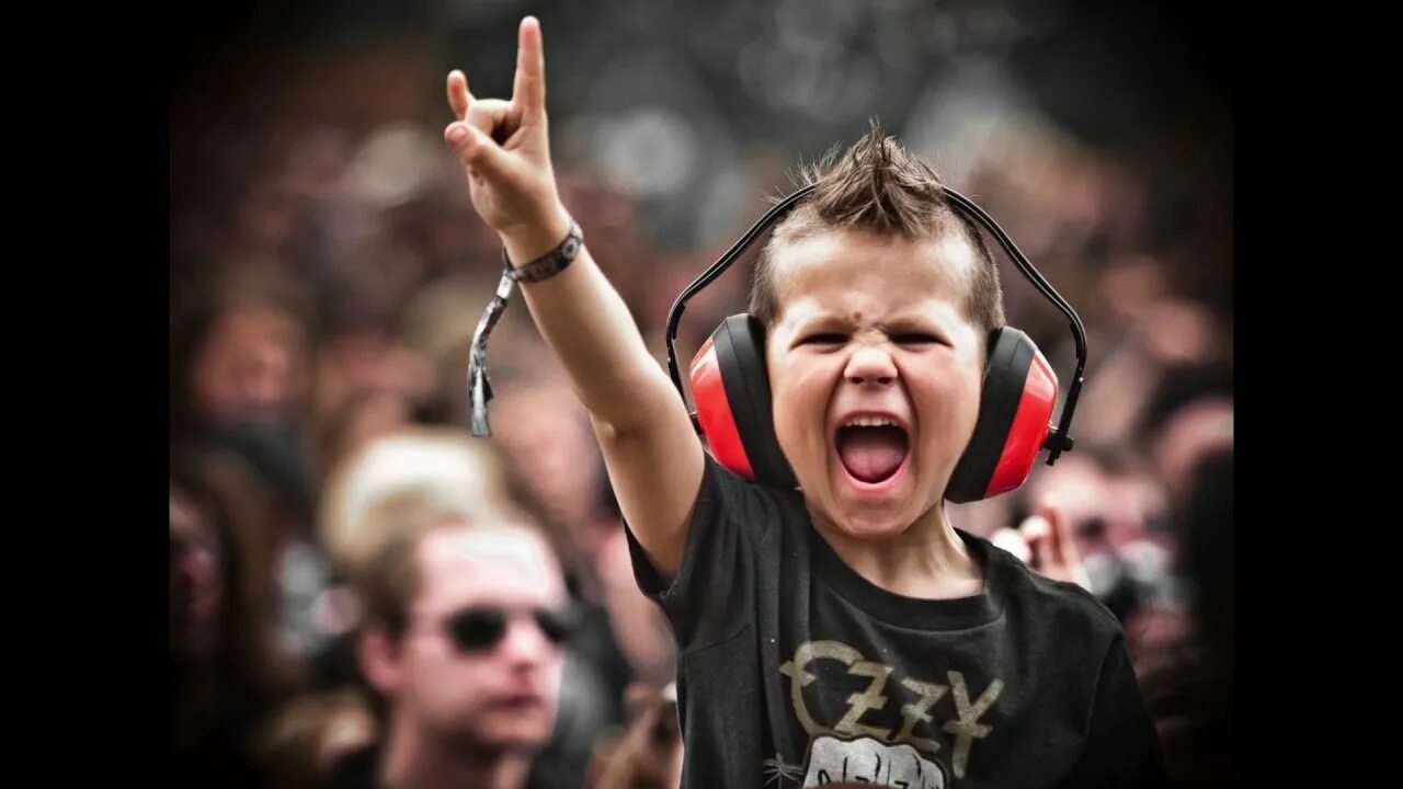 Мальчик с магнитофоном. Детские песенки. Песня крутые детки. Ребенок в наушниках. Ребенок с наушниками.