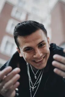 Поет николаенко