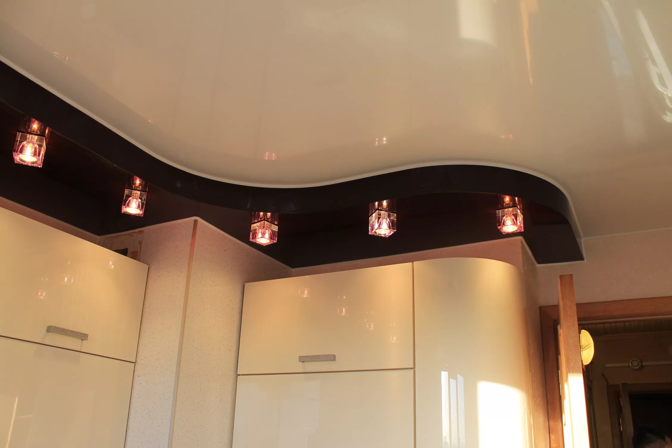 Потолок с подсветкой. Двухуровневый потолок на кухне. Двухуровневые натяжные потолки на кухне. Двухуровневые натяжные потолки. Двухуровневый потолок на кухне.