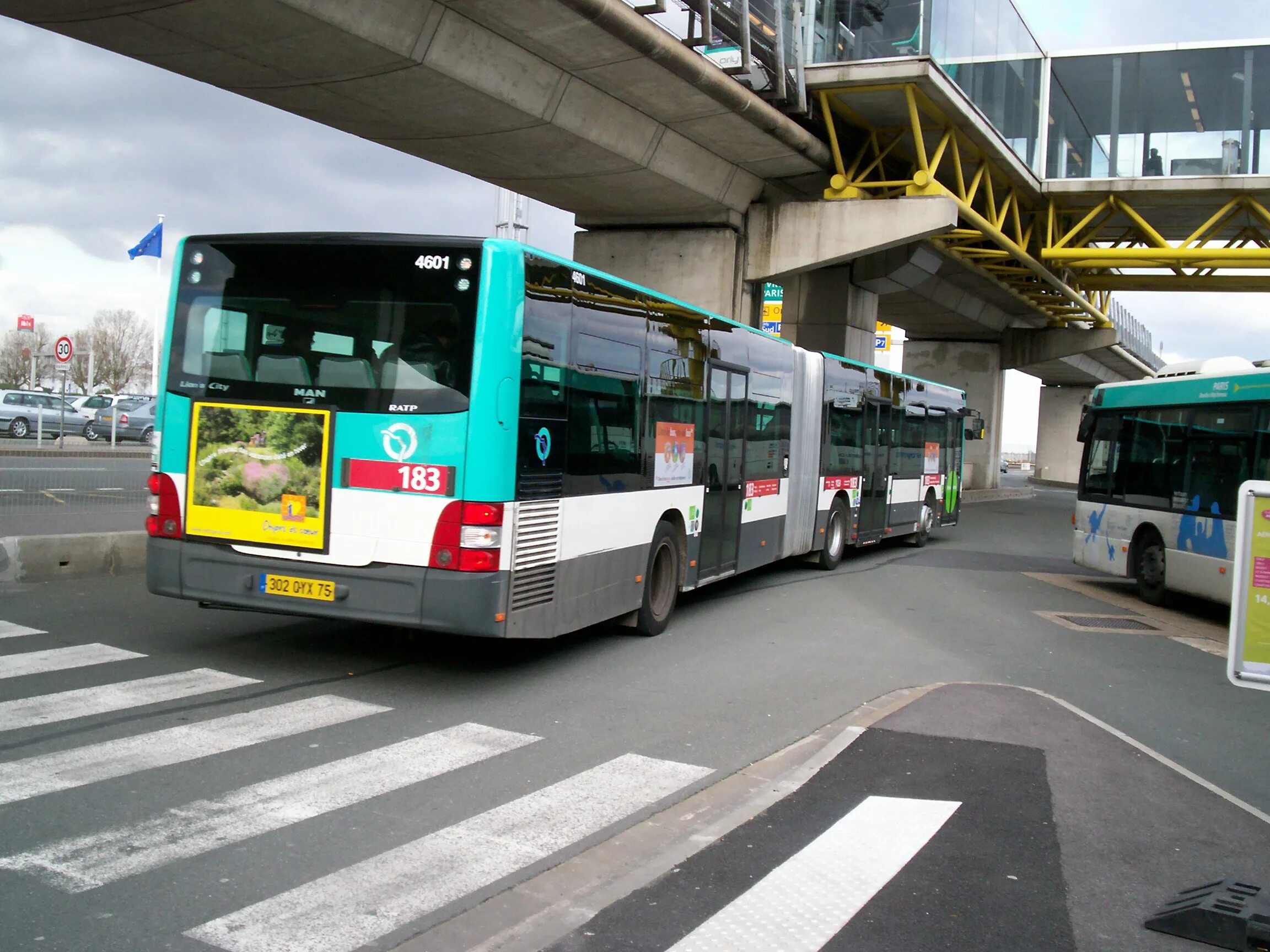 Автобусы из центра в городе. Автобусы RATP. Автобус 183. Вольво 183 автобус. Автобусный центр RATP.