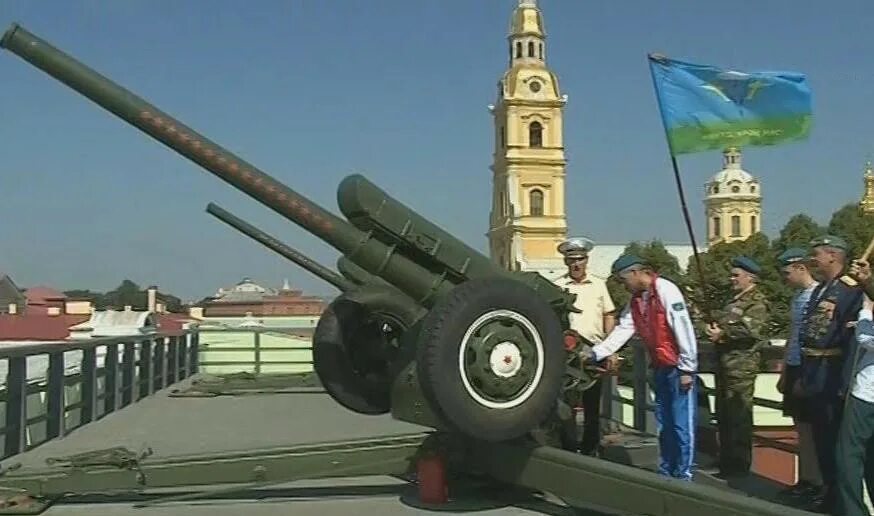 Откуда раздается пушечный выстрел в санкт. Полуденный выстрел с петропавловской крепости. петропавловская крепость залп в 12. пушка петропавловской крепости выстрел. артиллерийский залп петропавловка.
