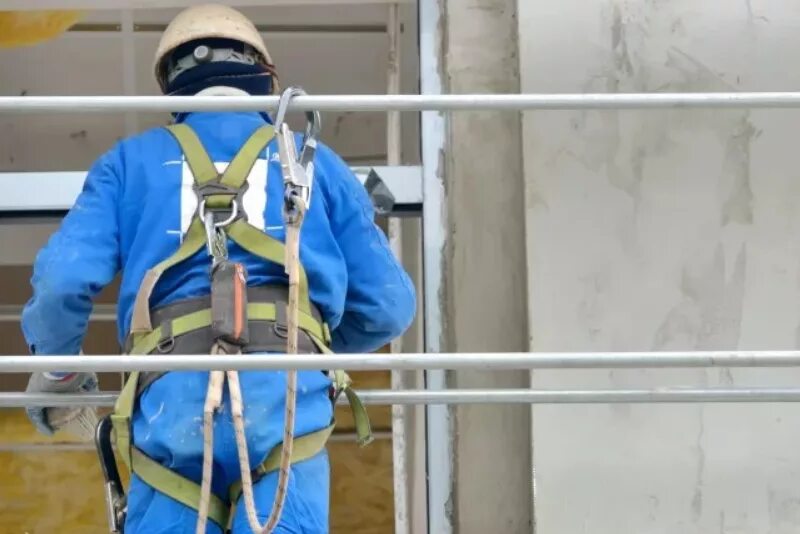 Тура работа на высоте. Вышка монтажная мега вс-250. Монтажник строительных лесов. Крепление страховочной привязи к вышке тура. Вышка-тура псрв-21-6,3 паспорт.