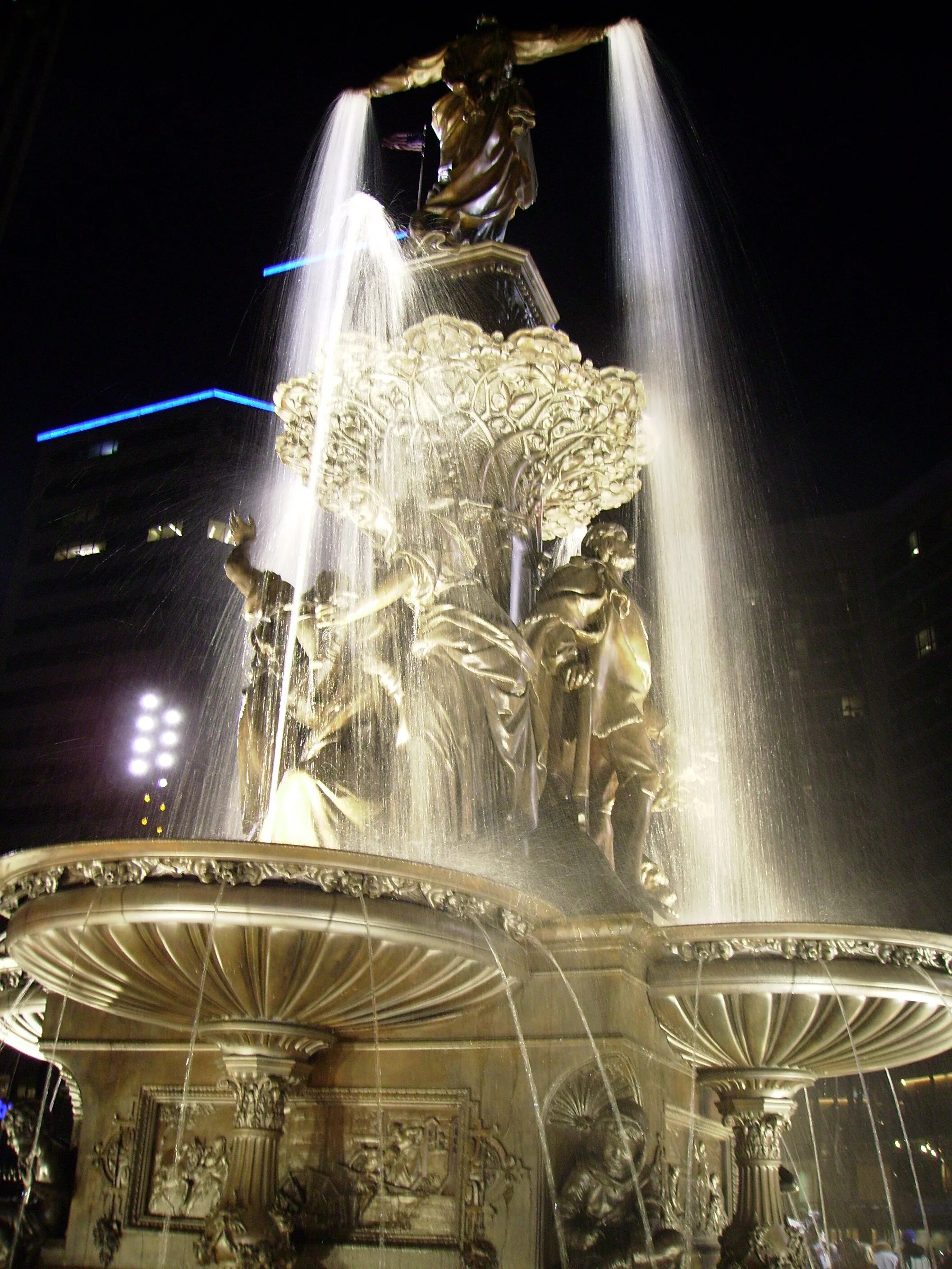 That is a fountain. Александровский парк фонтан. Фонтаны необычной формы. Фонтан портленд орегон сша. Итальянские фонтанчики в виде скульптур.