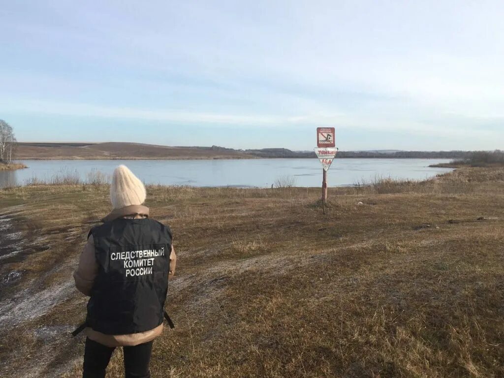 Парни на озере. Красноярск рыбаки на льду. Рыбинское водохранилище утонувшие деревни. В Назарово утонул мужчина.