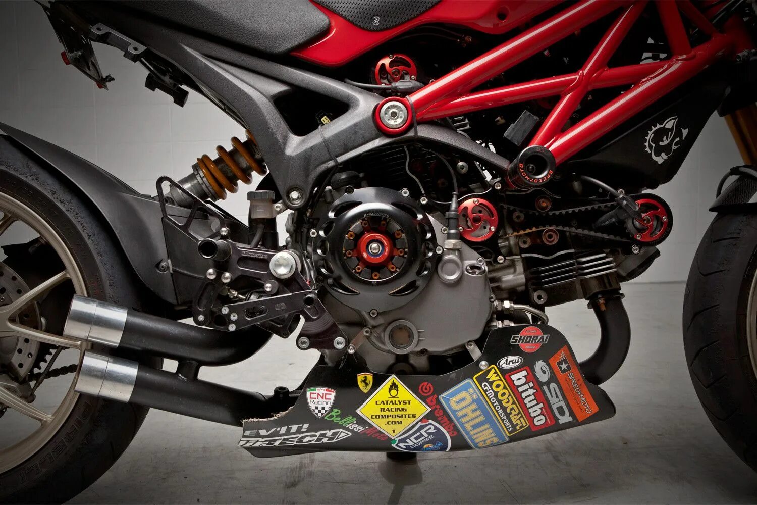R details. Ducati Monster 1200 engine. Двигатели Ducati Monster. Ducati Monster 1200 Custom. Ducati Monster 796 Exhaust.