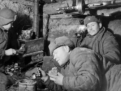 Жил в землянке в окопе
