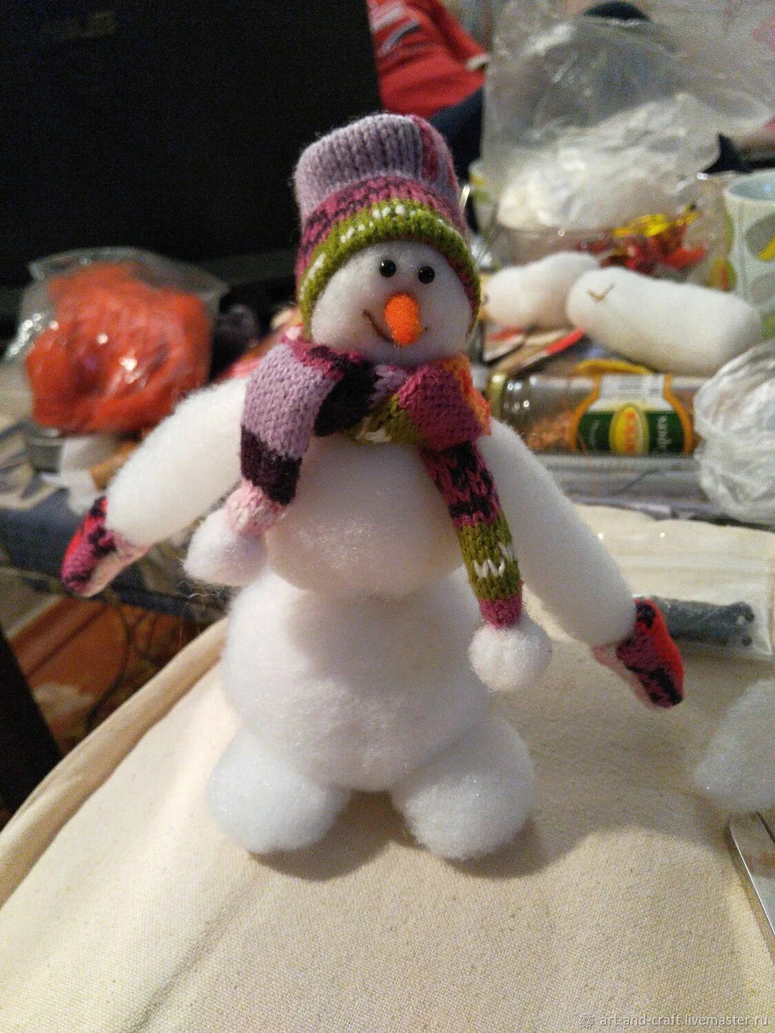 Снеговик из синтепона. Новогодние поделки из синтепона. Мастер класс веселый снеговик. Игрушки из синтепона. Как сделать снеговика из синтепона.