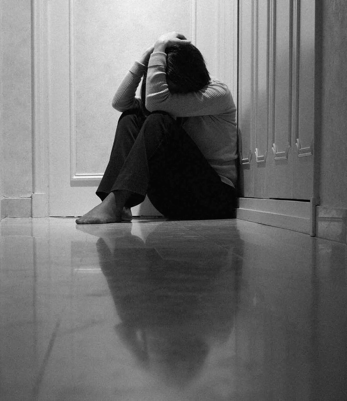 Девушка в депрессии. Женщина закрывает лицо руками. Подросток в депрессии. Подростковая депрессия. Депрессивная девушка.