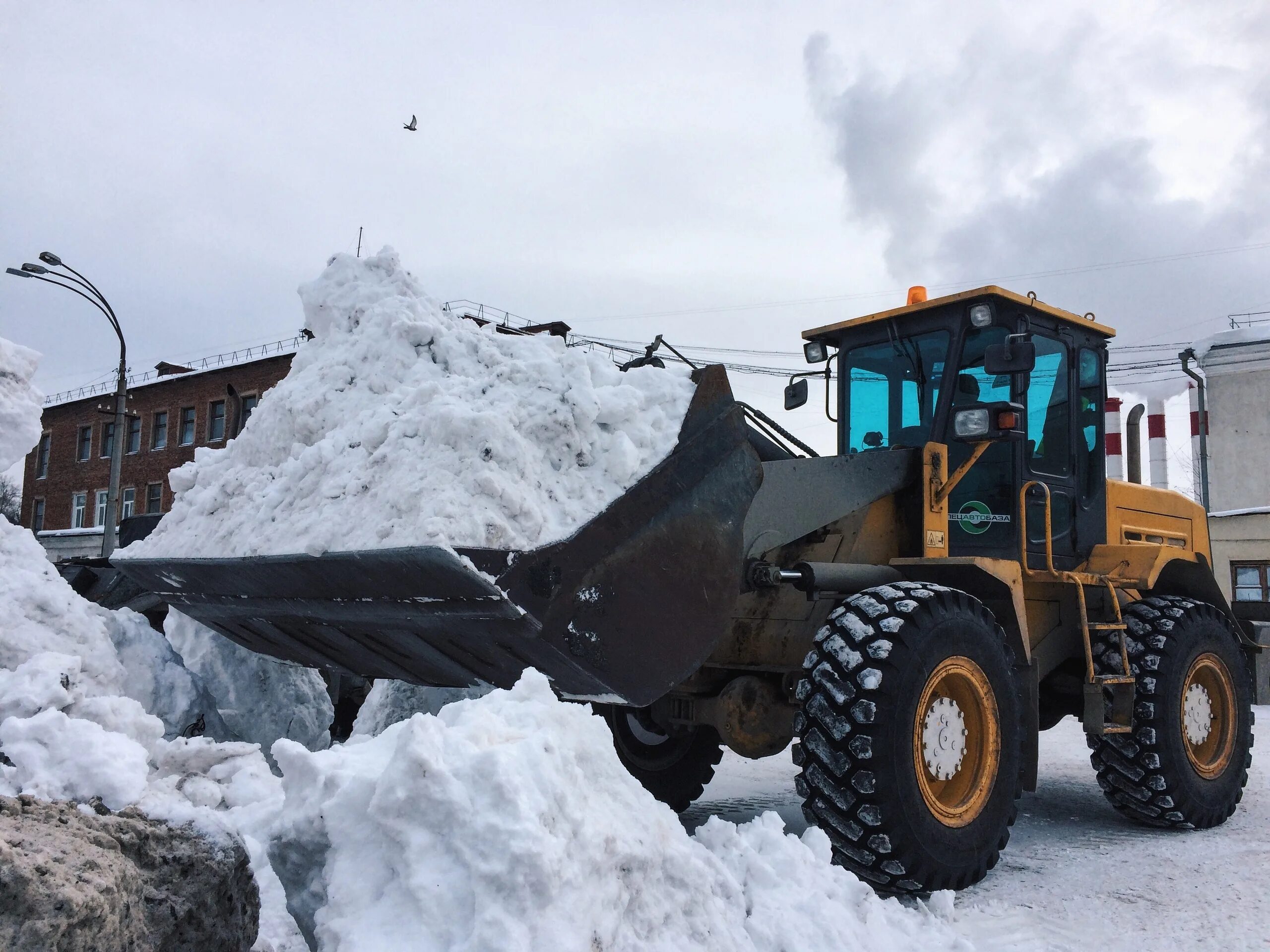 камаз 65115 уборка снега. расчистка снега погрузчиком. камаз со снегом. нужен вывоз снега. уборка и вывоз снега.