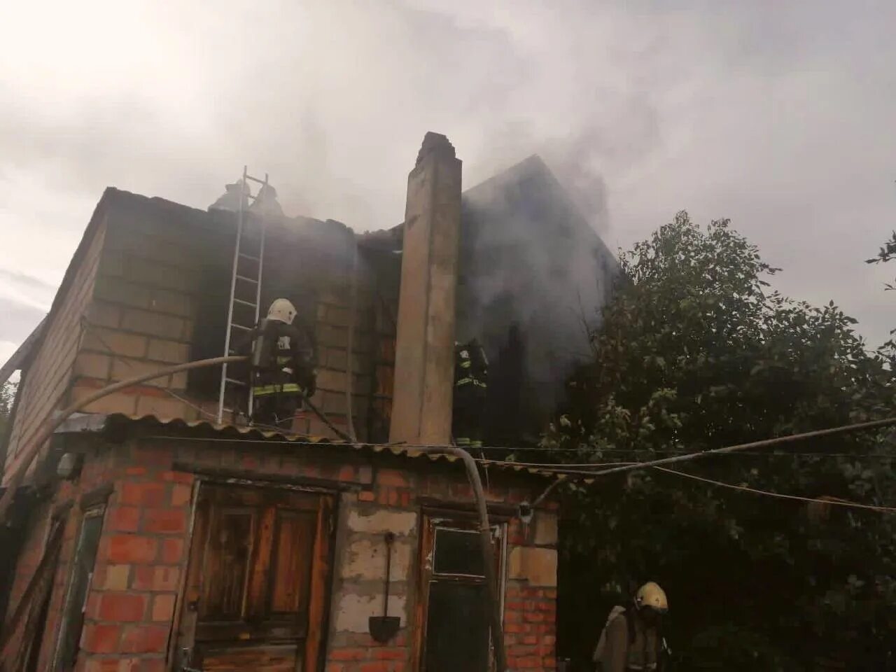 Пожар в казани вчера в приволжском районе. Сгоревший кирпичный дом. Пожапожар на володарского в ессентуках магазин обуви 2023 года. Посёлок отары казань. Пожар приволжском районе.