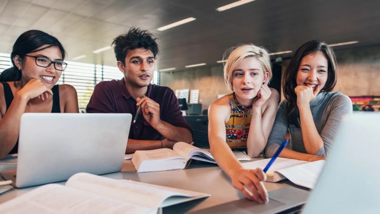 Студенты улыбаются. Группа студентов. Студенты за границей. Красивые студентки. Урок в университете.